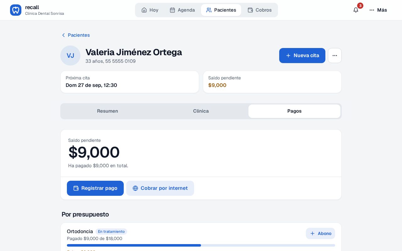 Pestaña Pagos de la ficha de Valeria Jiménez Ortega con saldo pendiente de $9,000 y los botones Registrar pago y Cobrar por internet
