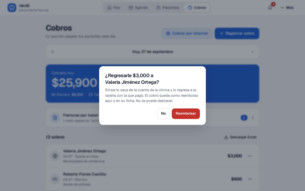 Confirmación ¿Regresarle $3,000 al paciente? al tocar Reembolsar en un pago en línea desde Cobros, con la explicación de que se regresa a la tarjeta con la que pagó