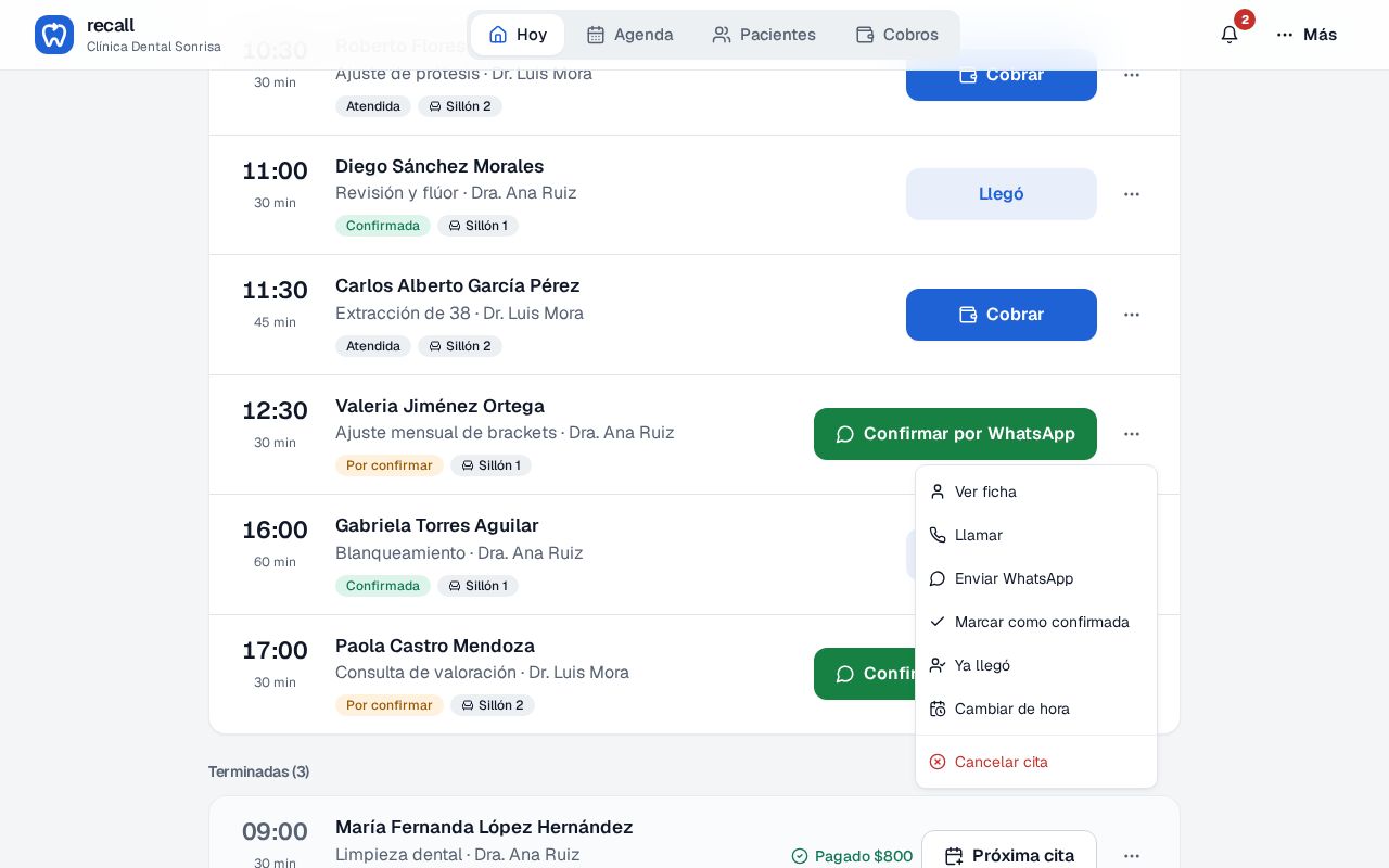 Menú de la cita de Valeria Jiménez en Hoy de Recall con Ver ficha, Llamar, Enviar WhatsApp, Marcar como confirmada, Ya llegó, Cambiar de hora y Cancelar cita