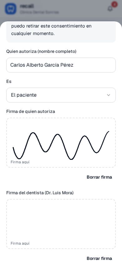 Diálogo de consentimiento de Recall en el celular con el nombre de quien autoriza, Es El paciente, la firma trazada en el recuadro y el recuadro del dentista debajo