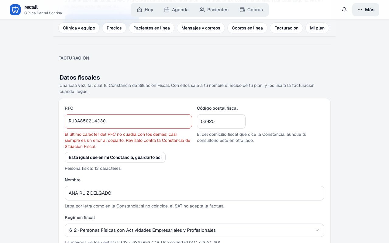 Campo RFC en rojo con el aviso: el último carácter del RFC no cuadra con los demás, casi siempre es un error al copiarlo, y el botón Está igual que en mi Constancia, guardarlo así