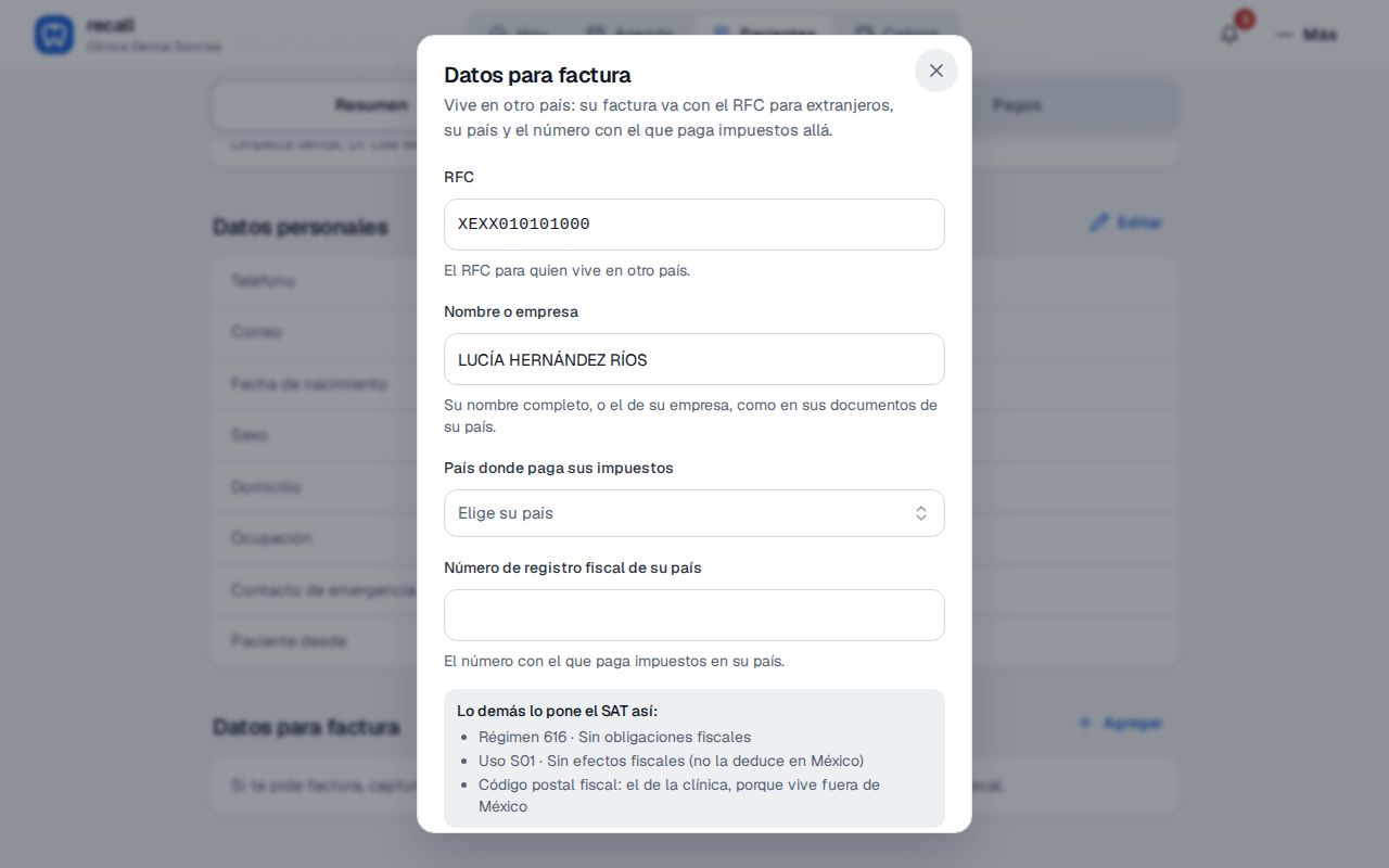 Datos para factura de un paciente que vive en otro país: RFC XEXX010101000, nombre o empresa, país donde paga sus impuestos, número de registro fiscal y la nota de que el SAT pone régimen 616, uso S01 y el CP de la clínica
