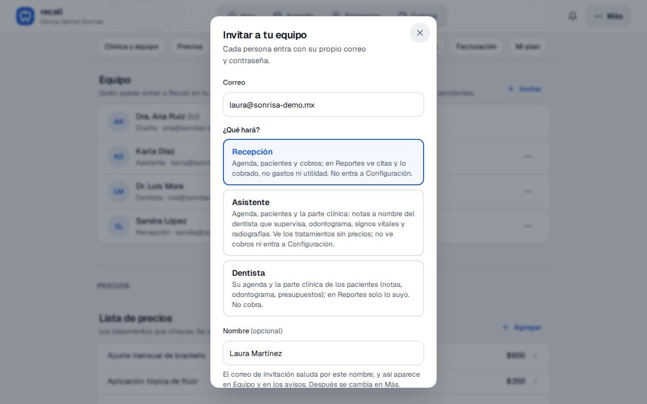 Diálogo Invitar a tu equipo de Recall con el correo, las tres opciones Recepción, Asistente y Dentista con lo que cada una puede ver, y el nombre opcional