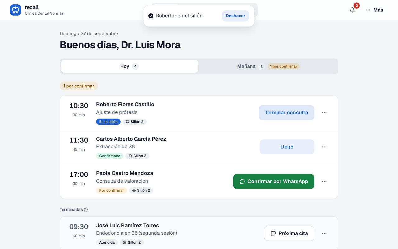 Pantalla Hoy de Recall del Dr. Luis Mora con la cita de Roberto Flores Castillo en el sillón y el botón Terminar consulta, y el aviso Roberto: en el sillón con Deshacer
