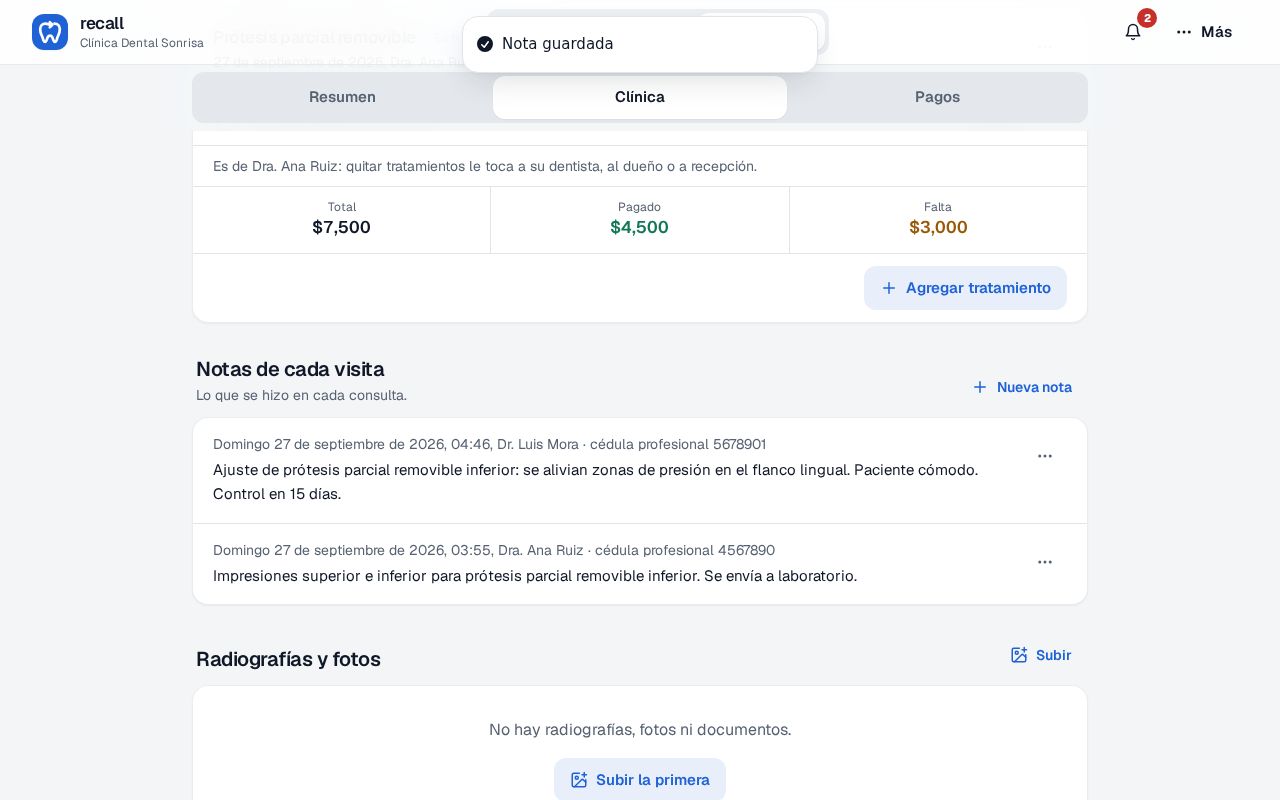 Aviso Nota guardada y la lista Notas de cada visita en Recall con la nota nueva del Dr. Luis Mora, cédula profesional 5678901, sobre el ajuste de prótesis de Roberto Flores