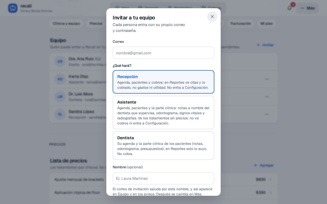 Diálogo Invitar a tu equipo de Recall con el correo y las tres opciones de rol: Recepción, Asistente y Dentista, cada una con lo que puede ver