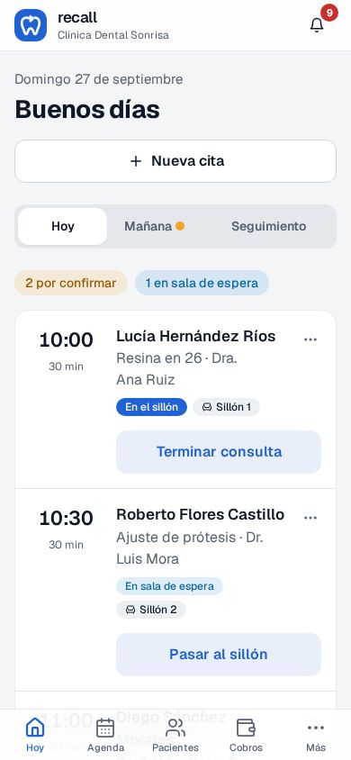 Pantalla Hoy de Recall en el celular de la dueña, con las citas de toda la clínica y la barra Hoy, Agenda, Pacientes, Cobros y Más
