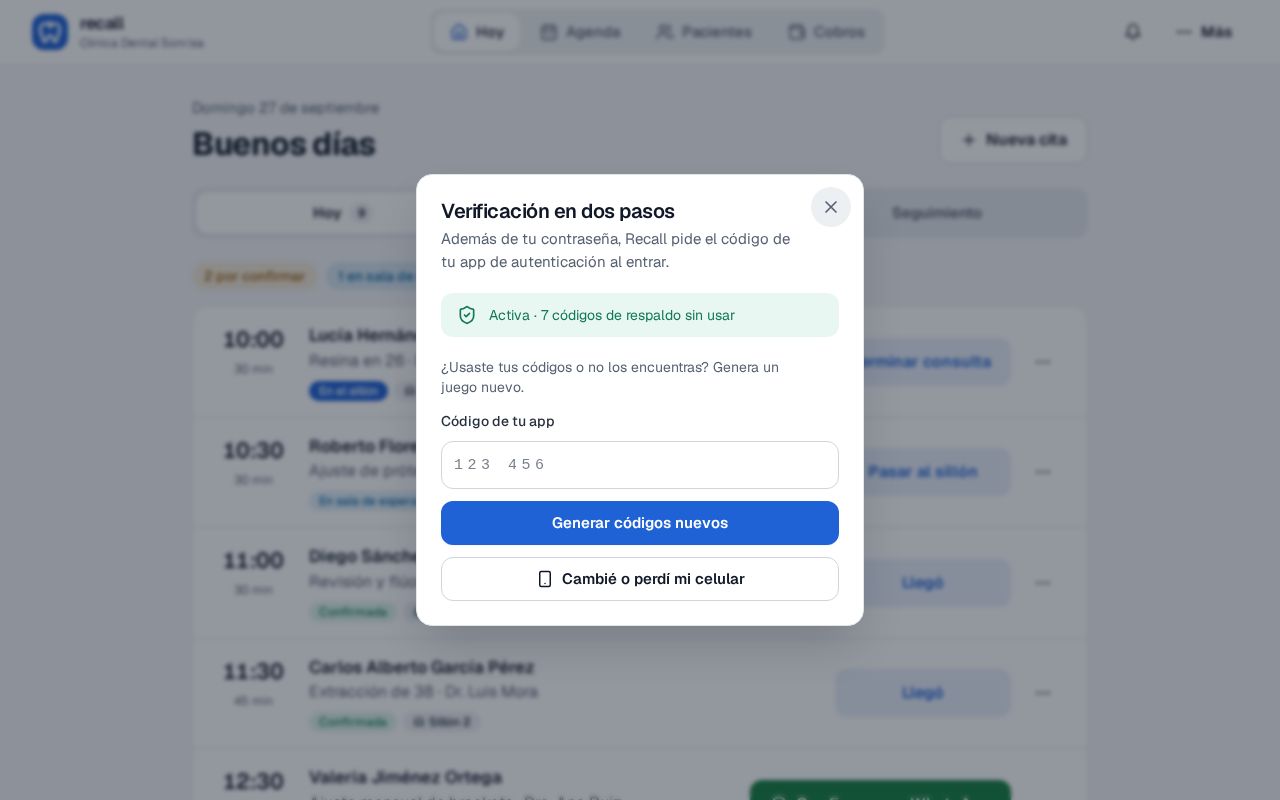 Diálogo Verificación en dos pasos de Recall: Activa, 7 códigos de respaldo sin usar, campo Código de tu app y botones Generar códigos nuevos y Cambié o perdí mi celular